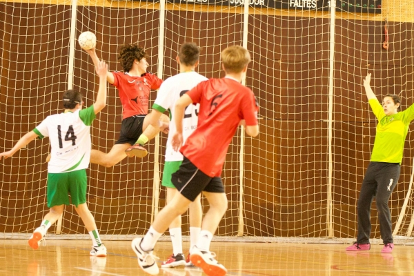 Los equipos infantil A masculino y cadete A femenino del CH Sant Cugat, a los octavos y cuartos de final de la máxima categoria del balonmano catalan