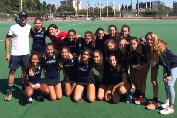 Los equipos cadete A masculino y femenino de hockey del Junior FC quieren una medalla en el Campeonato de España