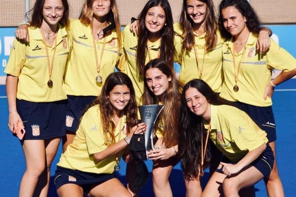 13 deportistas del Junior FC, campeones de España Sub-18, con Cataluña