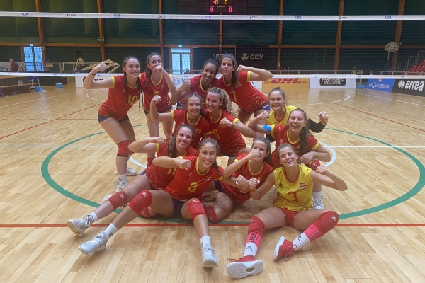 Maria Brun i Clàudia Llamas, jugadores del DSV Club Voleibol Sant Cugat, terceres en el Torneig WEVZA, amb la selecció estatal sub-17